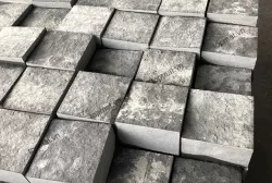 Đá cubic bazan đen mặt khò 10x10x5 cm