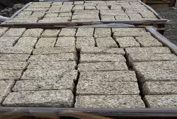 Đá cubic granite vàng Bình Định 10x10x20cm