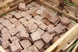 Đá cubic granite đỏ 10x10x5cm