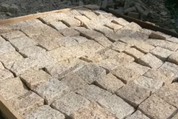 Đá cubic granite vàng 10x10x8cm