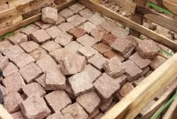 Đá cubic granite đỏ 10x10x5cm