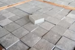 Đá cubic bazan xám khò mặt 10x10x3cm