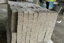 Đá cubic granite vàng Bình Định cắt cạnh 10x10x5cm