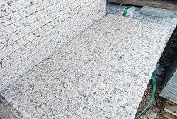 Đá granite vàng nhạt Bình Định mặt khò 30x60x2cm