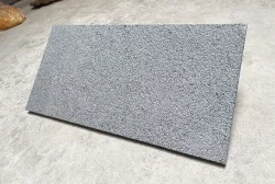 Đá bazan đen băm mặt 30x60x2 cm 