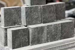 Đá cubic bazan đen mặt khò 10x10x5 cm 