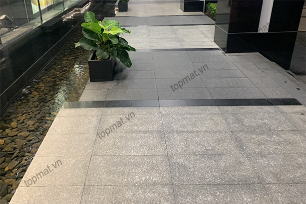 Đá granite khò nhám là một trong những loại đá công nghiệp cao cấp nhất, thường được sử dụng trong công trình kiến trúc và trang trí nội thất. Tại Việt Nam, đá granite khò nhám năm 2024 đang được các công ty nhập khẩu và phân phối với mức giá cạnh tranh nhất.