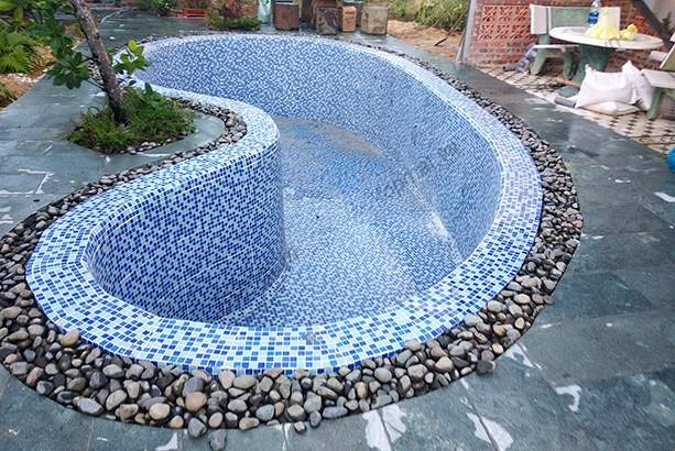 Gạch mosaic thủy tinh ốp hồ bơi