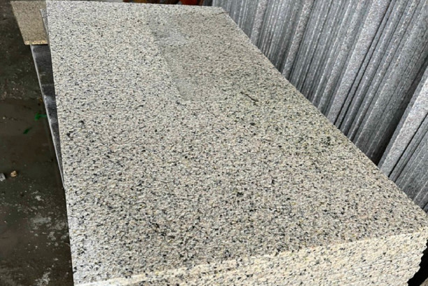 Đá granite vàng nhạt Bình Định băm mặt 60x120x2cm