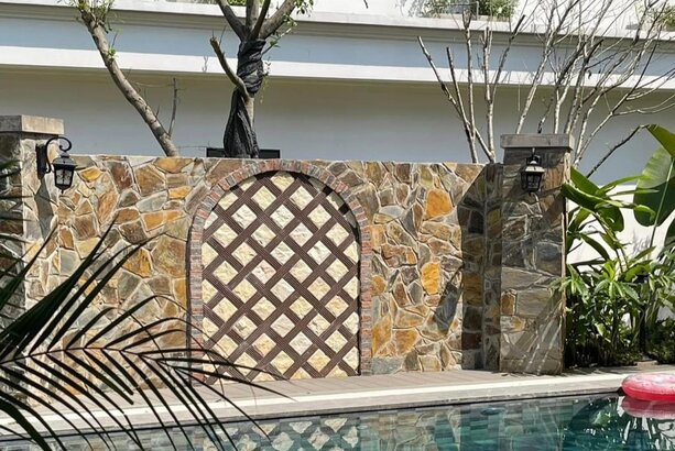 đá chẻ tự nhiên ốp tường trang trí bể bơi