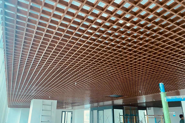 Trần nhôm giả gỗ caro 150x150mm trang trí trần tòa nhà