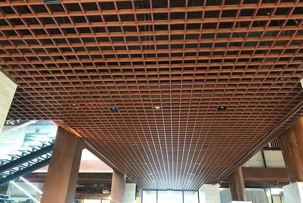 Trần nhôm giả gỗ caro 150x150mm trang trí sảnh của tòa nhà 