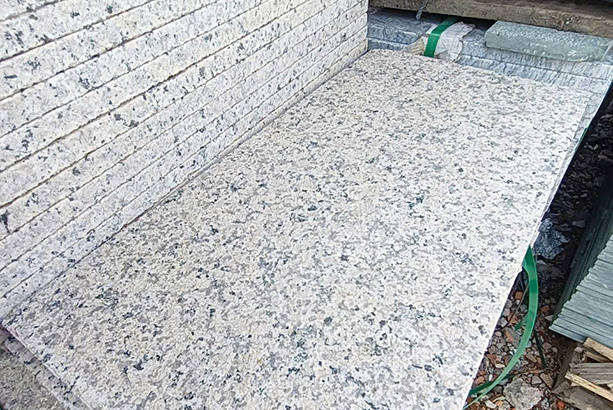 đá granite vàng Bình Định mặt khò