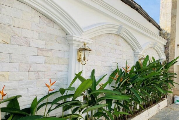 Đá bóc trắng ốp tường rào