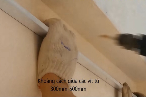 thi công trần nhôm bước 2