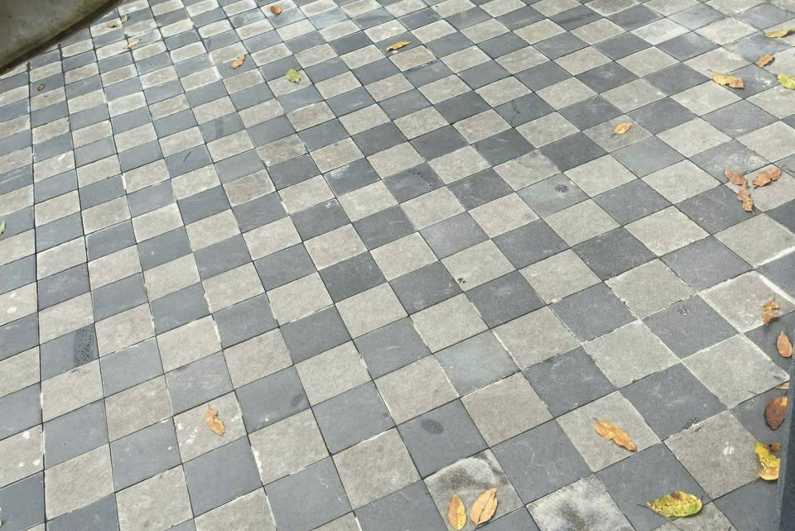 Đá bazan lát vỉa hè xen kẽ xám đen tạo hiệu ứng đặc biệt