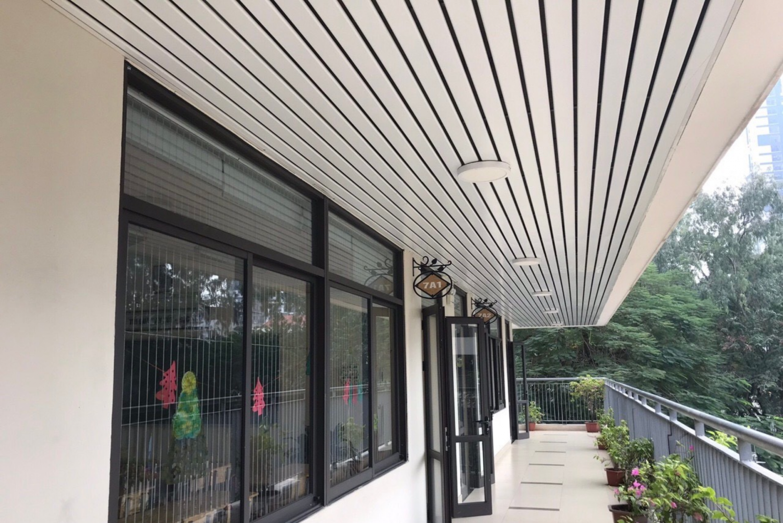 Trần nhôm C trong công trình thực tế hành lang trường học