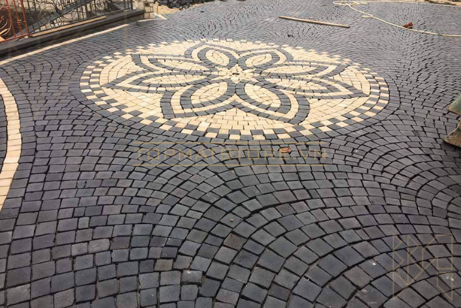 Đá cubic đen và đá cubic vàng kết hợp tạo hiệu ứng nghệ thuật ấn tượng