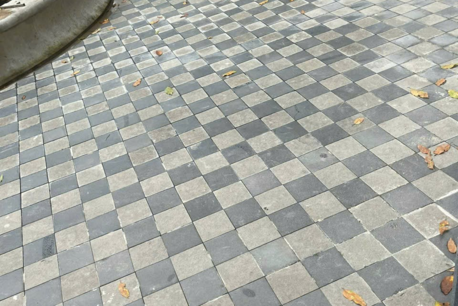 Đá cubic lát quảng trường so le đen trắng