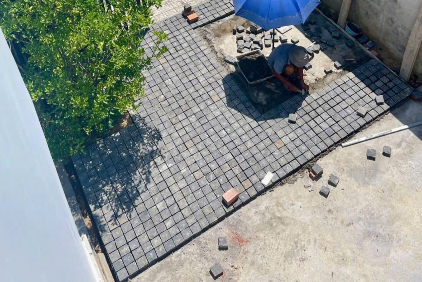 Đá cubic là những viên đá có bề mặt hình vuông khi lát sân tạo những ô vuông đồng đều