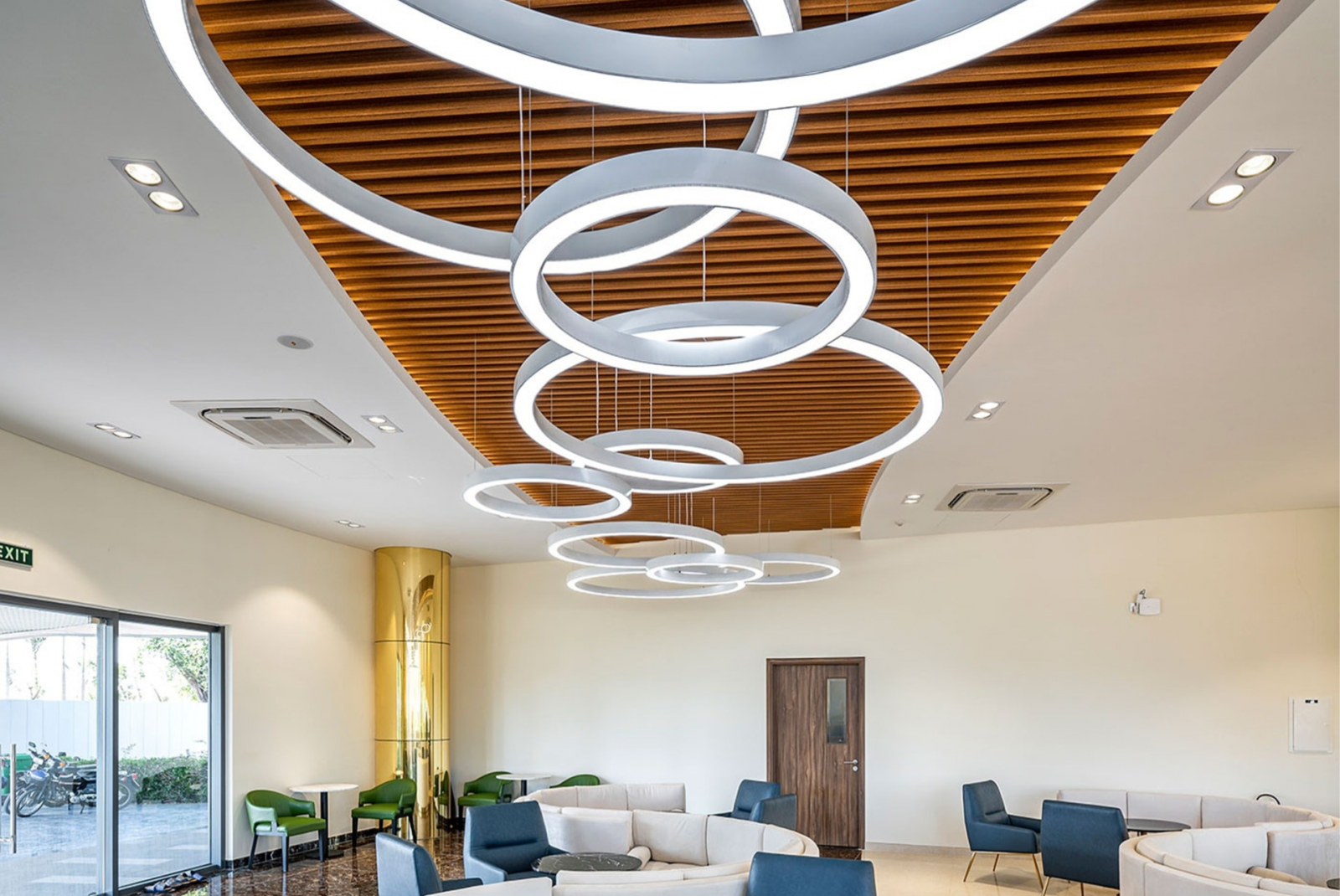 Mẫu trần nhôm U-Shaped 50 được ứng dụng thiết kế kết hợp đèn chùm sang trọng