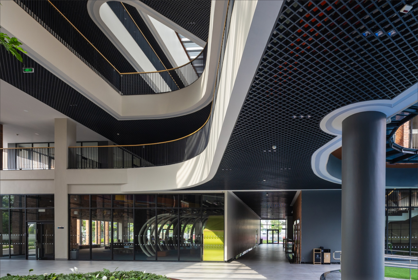 Mẫu trần nhôm caro với cấu trúc hệ trần hở tạo không gian thoáng đạt, mở rộng