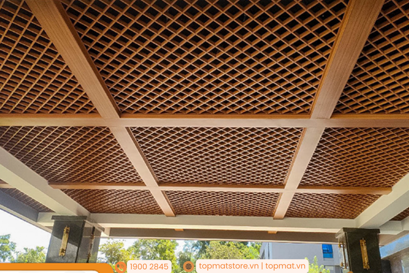 Trần nhôm caro cell vân gỗ trong công trình thực tế 