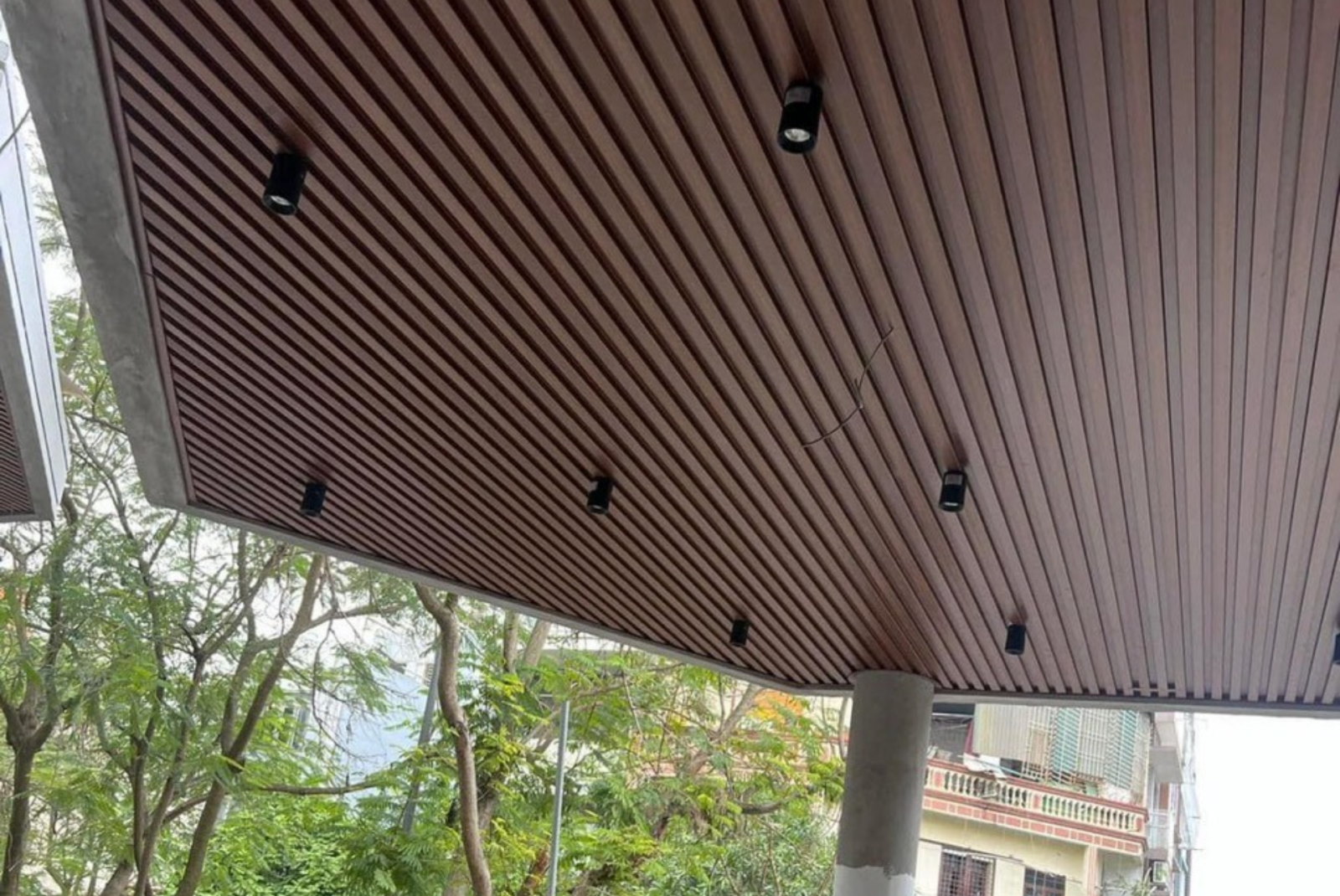 Trần nhôm sóng Basi giả gỗ ốp mái hiên