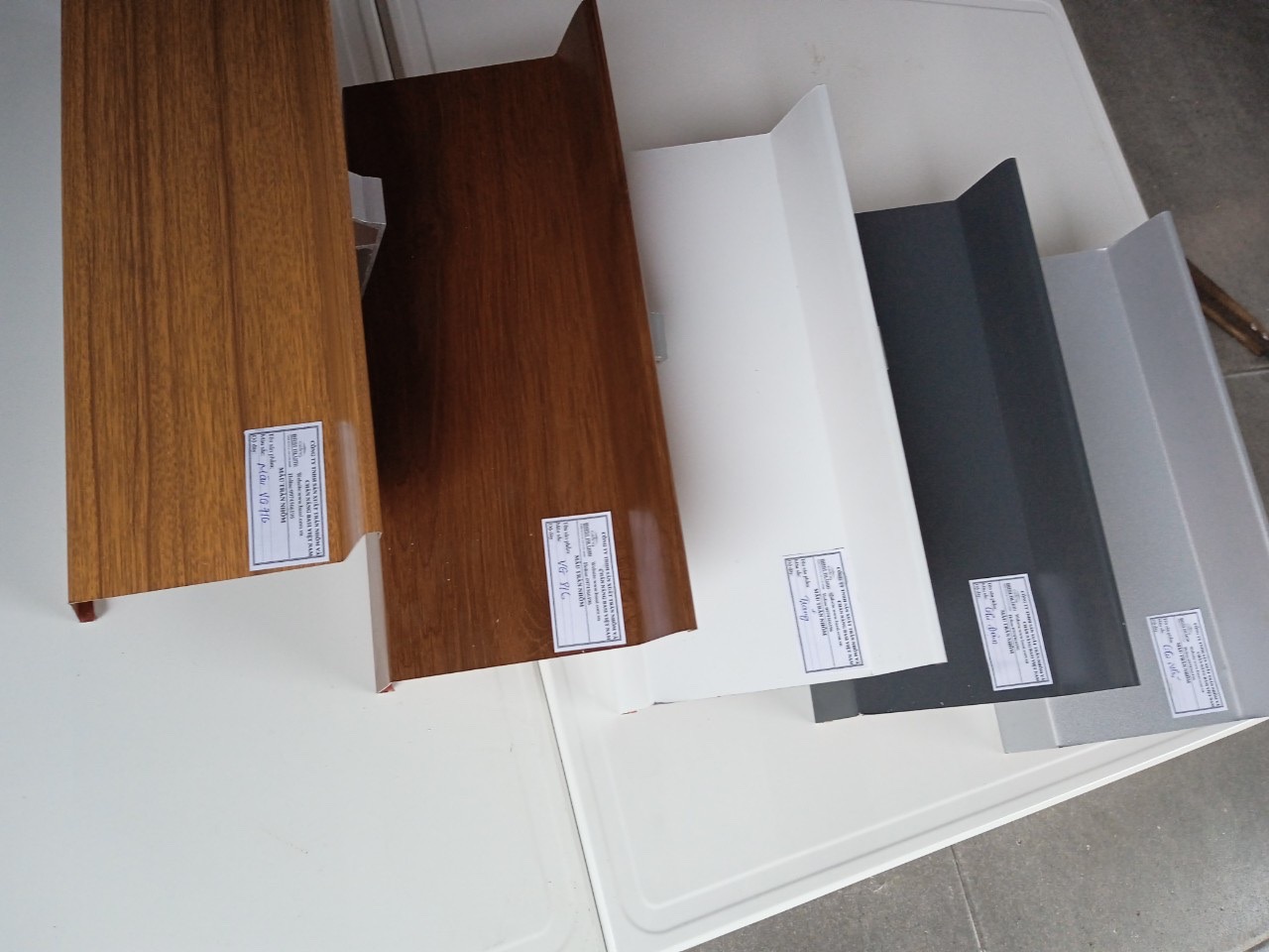 Bảng màu lam nhôm chắn nắng chữ Z(132s)