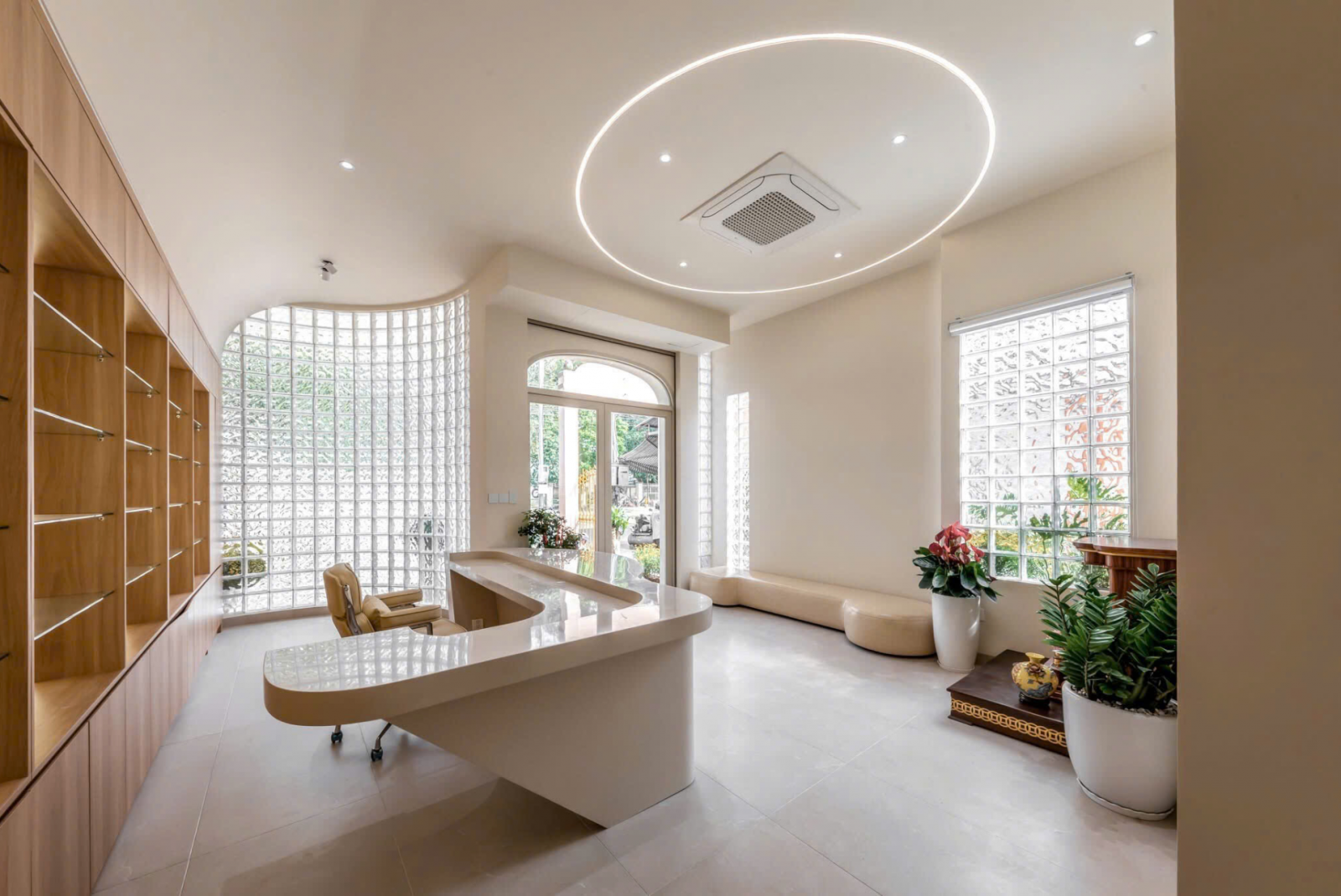 Gạch kính trang trí phòng khách lấy ánh sáng tự nhiên, mở rộng không gian