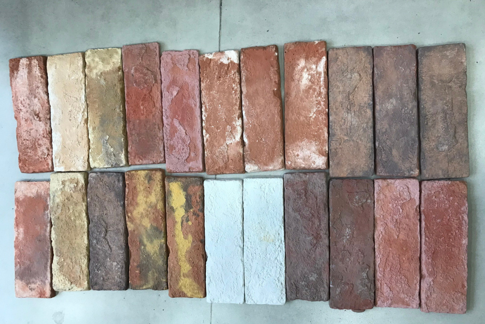 Gạch thẻ giả cổ với đa dạng bề mặt mốc trắng, loang đen, cháy vàng