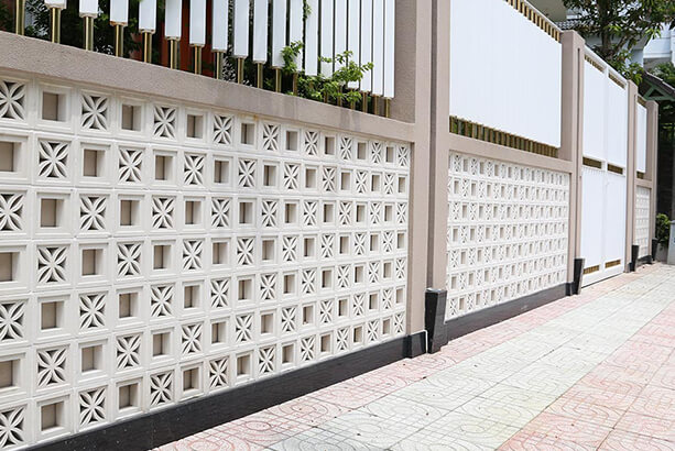 Sử dụng gạch trang trí làm tường rào cho không gian thoáng đãng