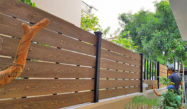 Với hàng rào giả gỗ, bạn có thể tạo ra không gian hoàn hảo cho sân vườn của mình. Chúng sẽ mang lại cho bạn cảm giác ấm áp và thân thiện với thiên nhiên mà không cần phải lo lắng về chi phí bảo dưỡng.